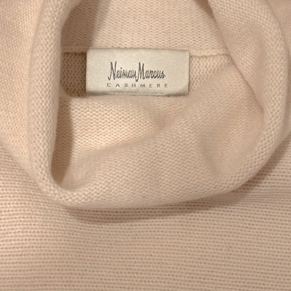 Neiman Marcus cashmere sweater in cream. Size 1X. EUC.